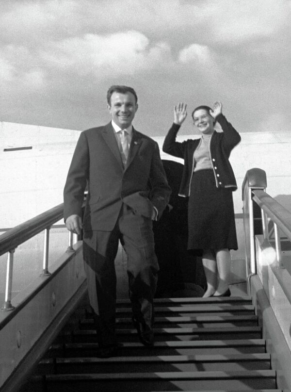 休暇でソチを訪問し、空港に降り立つユーリー・ガガーリン氏とワレンチナ夫人（1961年5月27日） - Sputnik 日本
