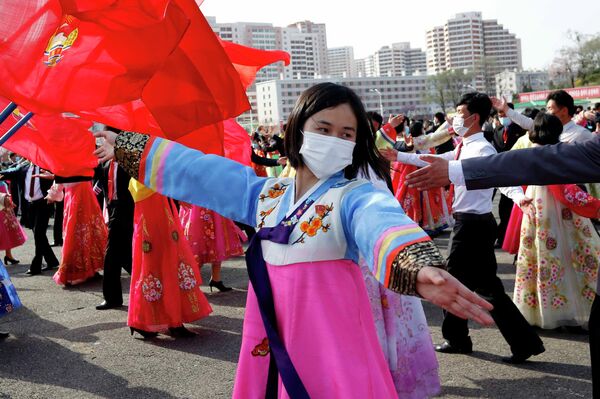 凱旋門広場で行われた金委員長の公式執権10周年を記念するダンスパーティーに参加する学生（北朝鮮・平壌、11日） - Sputnik 日本