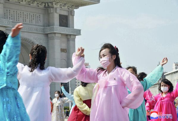 凱旋門広場で行われた金委員長の公式執権10周年を記念するダンスパーティーに参加する人々（北朝鮮・平壌、11日） - Sputnik 日本