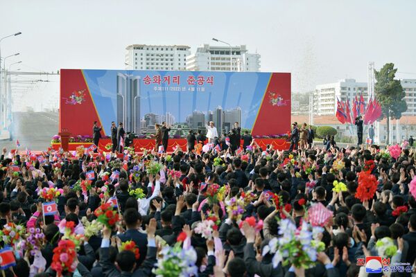 松花地区の竣工式に出席した金正恩委員長（北朝鮮・平壌、11日） - Sputnik 日本
