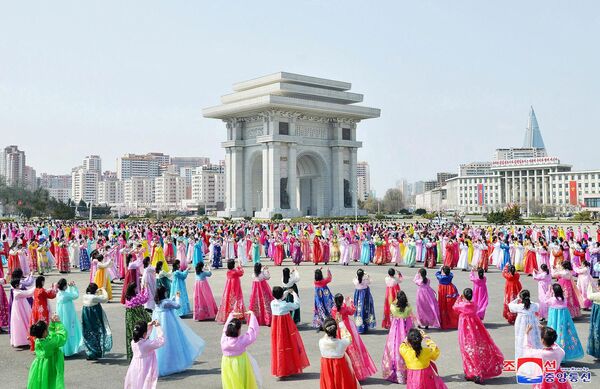 凱旋門広場で行われた金委員長の公式執権10周年を記念するダンスパーティー（北朝鮮・平壌、11日） - Sputnik 日本