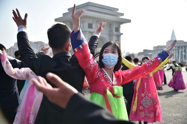 凱旋門広場で行われた金委員長の公式執権10周年を記念するダンスパーティーに参加する人々（北朝鮮・平壌、11日） - Sputnik 日本