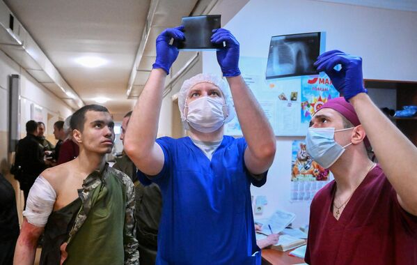 負傷したウクライナ兵士のX線写真を見る医師（ドネツク人民共和国・ノヴォアゾフスク、12日） - Sputnik 日本