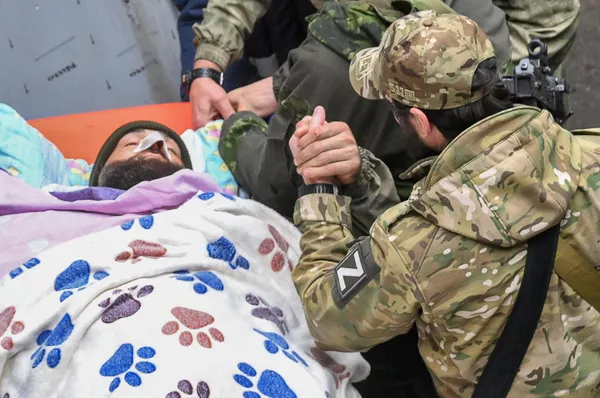 ロシアへ搬送するため、負傷した同僚を担架で運ぶロシア兵士(ドネツク人民共和国・ノヴォアゾフスク、12日) ロシアへ搬送するため、負傷した同僚を担架で運ぶロシア兵士(ドネツク人民共和国・ノヴォアゾフスク、12日) - Sputnik 日本