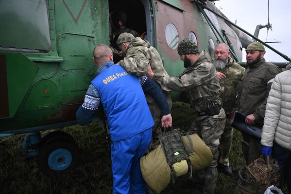 負傷した兵士をヘリコプターへ乗せるチェチェン・カディロフ部隊の兵士と医師ら（ドネツク人民共和国・ノヴォアゾフスク、12日） - Sputnik 日本