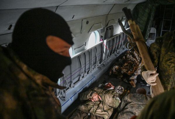 ヘリコプターでロシアへ搬送されるロシア兵（ドネツク人民共和国・ノヴォアゾフスク、12日） - Sputnik 日本