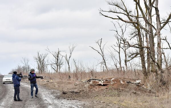 ウクライナ軍が放棄した陣地を報道するジャーナリストら（ドネツク人民共和国・シロキノ、3月4日） - Sputnik 日本