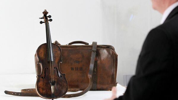 タイタニック号に乗っていた音楽家ウォレス・ハートレー氏が沈没直前まで演奏していたバイオリン。事故から10日後、ハートレー氏の遺体と一緒に回収された（写真：英北アイルランド、2013年9月16日） - Sputnik 日本