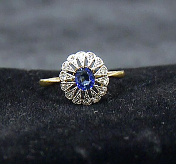 タイタニック号から引き上げげられたダイヤモンドとサファイアの指輪。1987年、遺品回収にあたっていたRMSタイタニック社が発見（写真：米ジョージア州・アトランタ、2012年11月16日） - Sputnik 日本