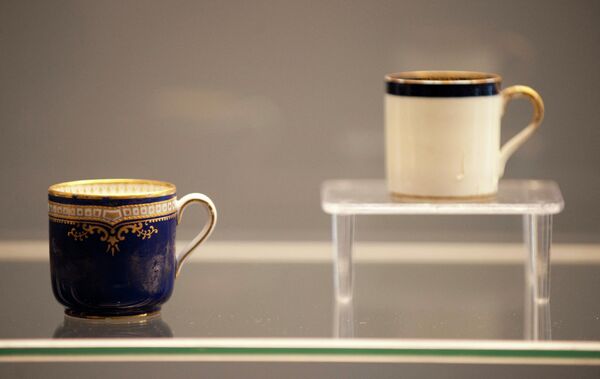 タイタニック号から引き上げげられた2個のカップ。イントレピッド海上航空宇宙博物館内で行われたガーンジーズ・オークション・ハウスの記者会見で公開された（写真：米ニューヨーク市、2012年1月5日） - Sputnik 日本