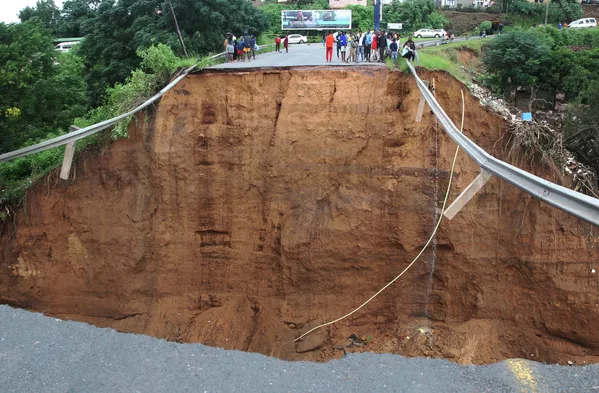 洪水により崩落した橋(南アフリカ・ダーバン郊外、12日) 洪水により崩落した橋(南アフリカ・ダーバン郊外、12日) - Sputnik 日本