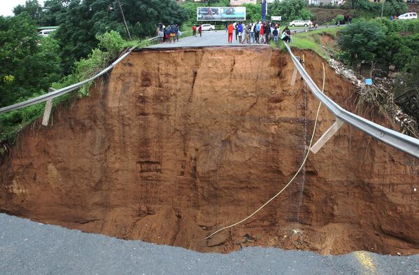洪水により崩落した橋（南アフリカ・ダーバン郊外、12日） - Sputnik 日本
