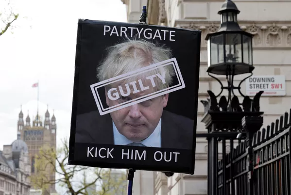 ボリス・ジョンソン英首相の辞任を求めるデモで掲げられたプラカード(英ロンドン、13日) ボリス・ジョンソン英首相の辞任を求めるデモで掲げられたプラカード(英ロンドン、13日) - Sputnik 日本