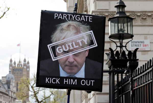 ボリス・ジョンソン英首相の辞任を求めるデモで掲げられたプラカード（英ロンドン、13日） - Sputnik 日本
