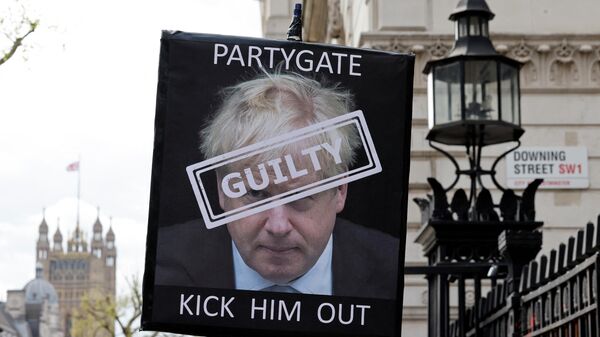 ボリス・ジョンソン英首相の辞任を求めるデモで掲げられたプラカード（英ロンドン、13日） - Sputnik 日本