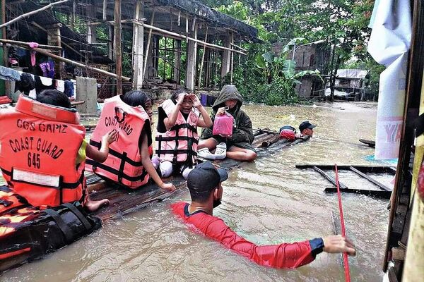 豪雨により洪水に見舞われた地域から救助される住民ら（フィリピン・パナイ島、12日） - Sputnik 日本