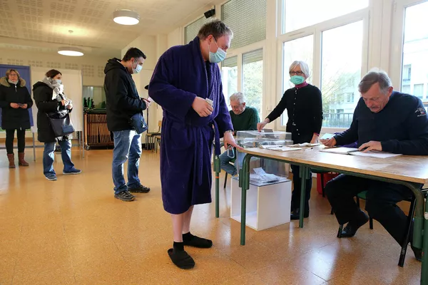 ローブ姿で大統領選の投票に訪れた有権者(フランス・ランス、10日) ローブ姿で大統領選の投票に訪れた有権者(フランス・ランス、10日) - Sputnik 日本