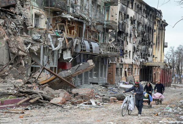 損壊した建物の近くを歩く住民（ウクライナ・マリウポリ、8日） - Sputnik 日本
