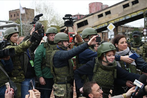 火力発電所の敷地内に集まるジャーナリストら（ルガンスク人民共和国・シャースチエ、4月13日） - Sputnik 日本