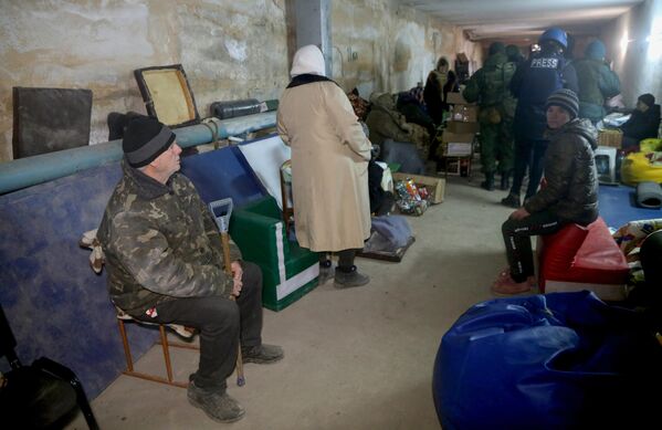 地元住民とドネツク人民共和国の民兵とともに建物の地下避難するジャーナリスト（ドネツク人民共和国・ニコラエフカ、2月27日） - Sputnik 日本