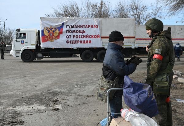 ロシアからの人道支援を受けた住民に話を聞くジャーナリスト（ドネツク州マリウポリ、3月20日） - Sputnik 日本