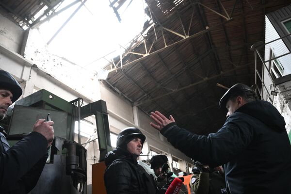 砲撃を受けた鉱山機械修理工場に集まったジャーナリストら（ドネツク人民共和国・ゴルロフカ、2月24日） - Sputnik 日本