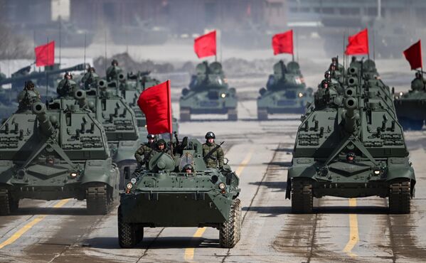 戦勝記念パレードの予行演習で装甲兵員輸送車とMsta-S自走榴弾砲に乗る兵士ら（モスクワ州・アラビノ演習場、18日） - Sputnik 日本