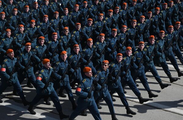 戦勝記念パレードの予行演習に参加したロシア緊急事態省アカデミーの生徒（モスクワ州・アラビノ演習場、18日） - Sputnik 日本