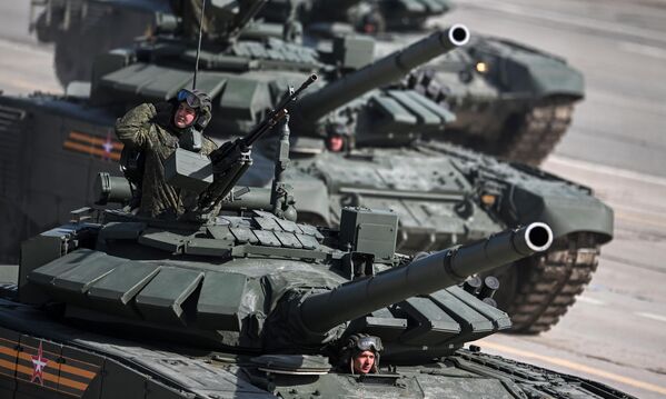 戦勝記念パレードの予行演習でT-72B3戦車に乗る兵士ら（モスクワ州・アラビノ演習場、18日） - Sputnik 日本
