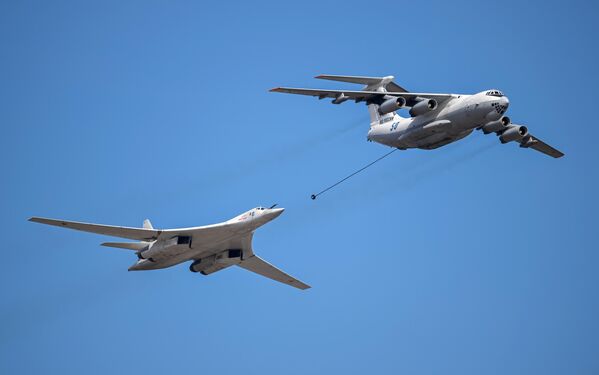 航空ショーの予行演習を行うIL-78空中給油機とTu-160戦略爆撃機（モスクワ州・アラビノ演習場、18日） - Sputnik 日本