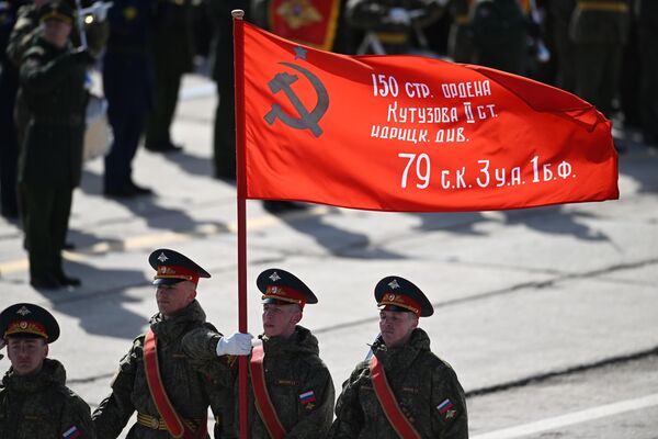 戦勝記念パレードの予行演習で旗を掲げるプレオブラジェンスキー近衛擲弾兵連隊の兵士（モスクワ州・アラビノ演習場、18日） - Sputnik 日本