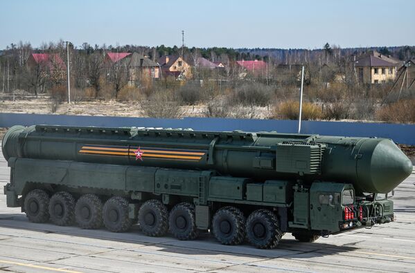 戦勝記念パレードの予行演習に登場した大陸間弾道ミサイル「ヤルス」（モスクワ州・アラビノ演習場、18日） - Sputnik 日本