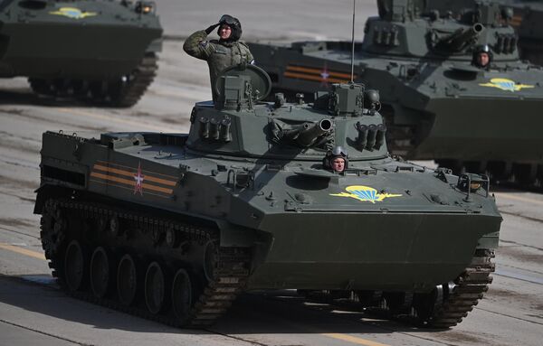 戦勝記念パレードの予行演習で空挺軍のBMD-4歩兵戦闘車に乗る兵士ら（モスクワ州・アラビノ演習場、18日） - Sputnik 日本