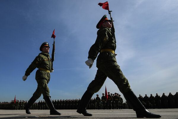 戦勝記念パレードの予行演習に参加したプレオブラジェンスキー近衛擲弾兵連隊の兵士ら（モスクワ州・アラビノ演習場、18日） - Sputnik 日本