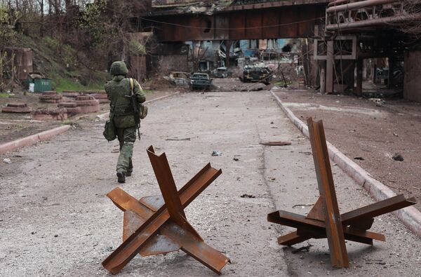 イリイチ製鉄所の敷地内を歩くドネツク人民共和国の民兵（マリウポリ、18日） - Sputnik 日本