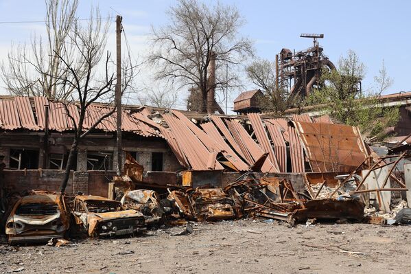 イリイチ製鉄所で焼失した車両（マリウポリ、18日） - Sputnik 日本