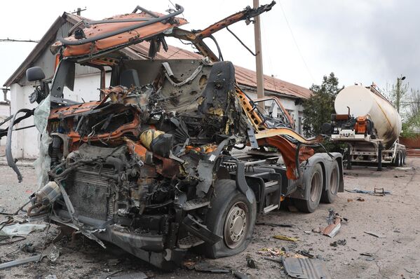 イリイチ製鉄所で焼失した車両（マリウポリ、18日） - Sputnik 日本