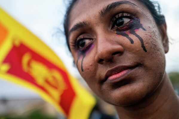 顔にペイントを施して抗議デモに参加する市民（スリランカ・コロンボ、19日） - Sputnik 日本