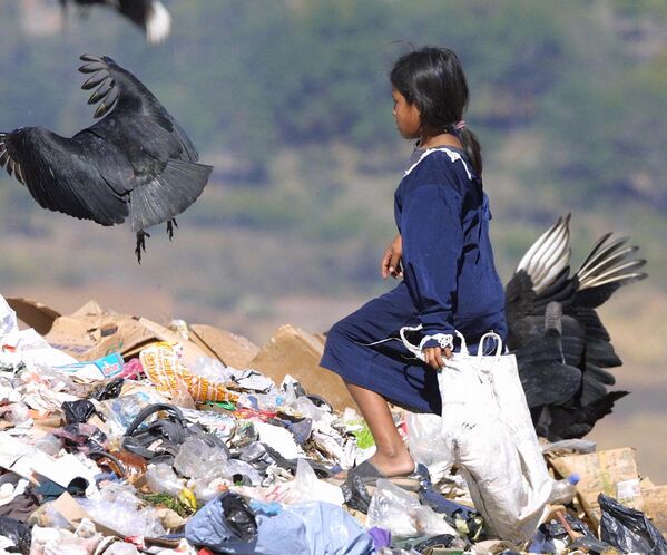ごみ捨て場で食べ物を探すマ少女（ホンジュラス・テグシガルパ、2002年1月14日） - Sputnik 日本