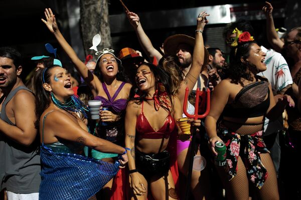 カーニバル中、非公式で行われた路上パーティー「ブロコス」で踊り明かす人々（ブラジル・リオデジャネイロ、21日） - Sputnik 日本