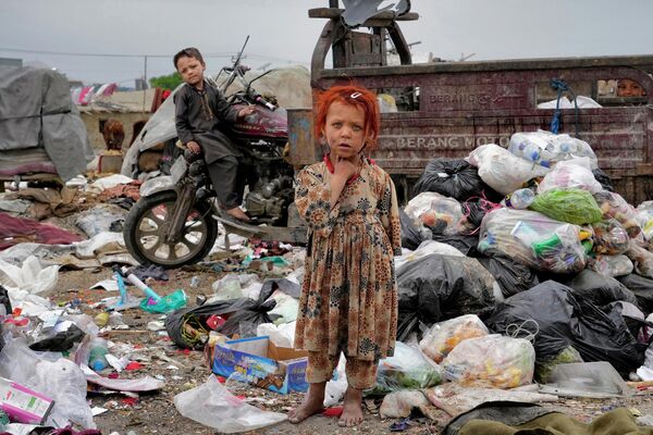 自宅横に積まれたごみの中に立つ子どもたち（アフガニスタン・カブール、18日） - Sputnik 日本