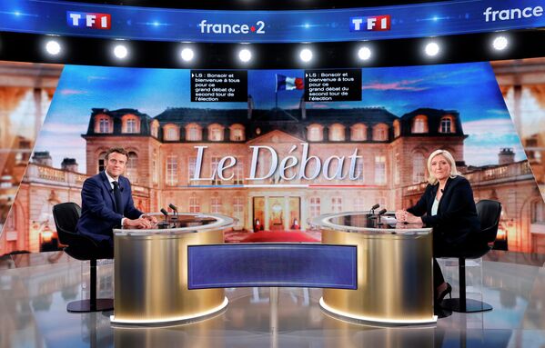 テレビ討論会の前に出演したフランスのエマニュエル・マクロン大統領（左）とマリーヌ・ル・ペン氏（フランス・パリ郊外、20日） - Sputnik 日本