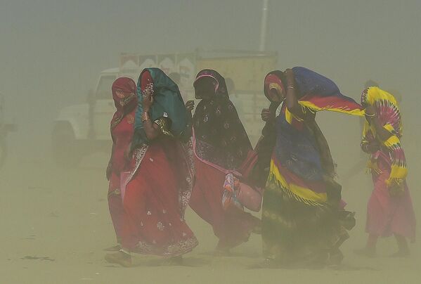 砂嵐が吹き荒れる中、ガンジス川、ヤムナ川、サラスワティ川の合流地点を歩く人々（インド・サンガム、19日） - Sputnik 日本