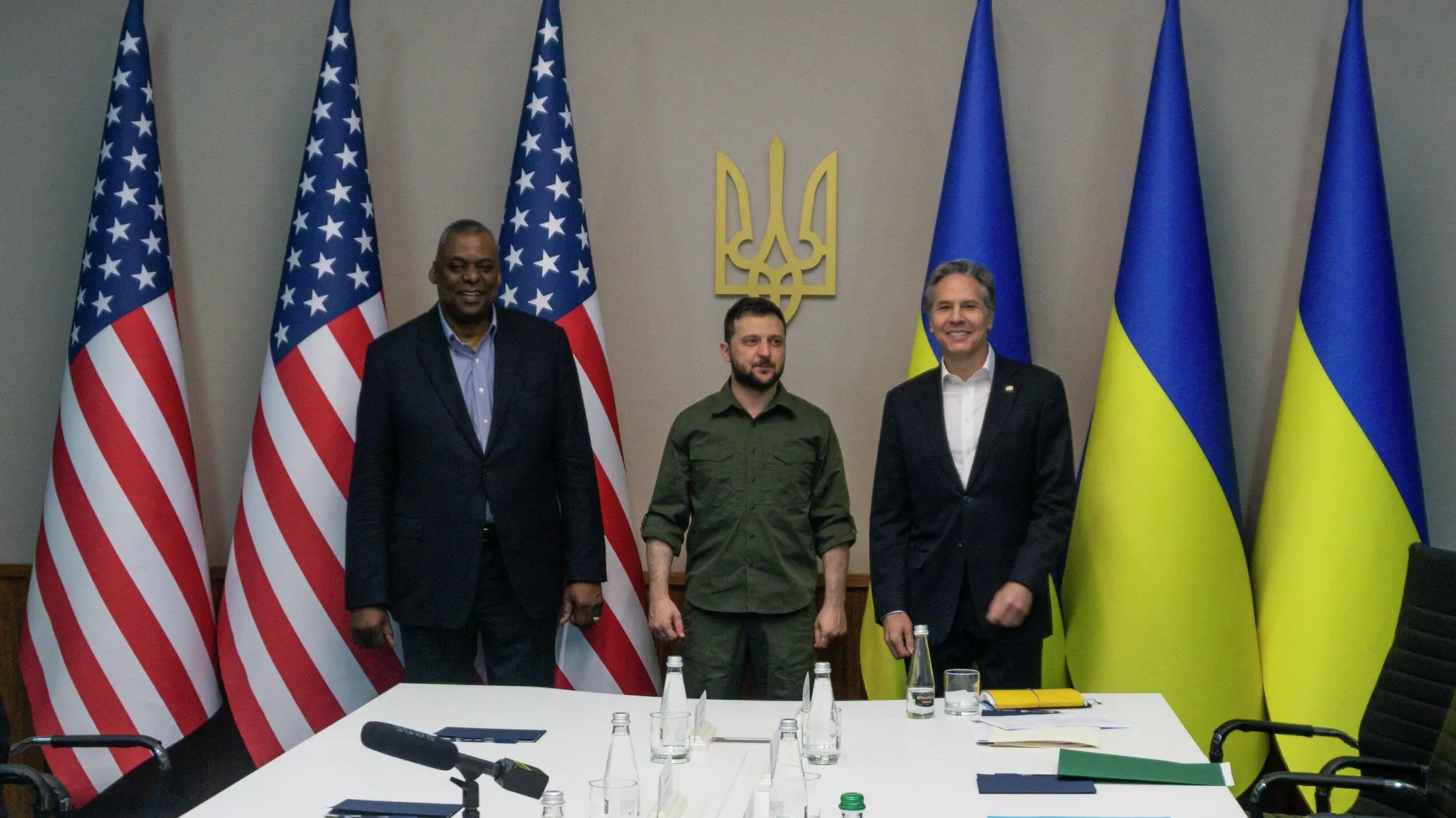 ウクライナ・キーウで会談する米オースティン国防長官、ウクライナのゼレンスキー大統領、米ブリンケン国務長官