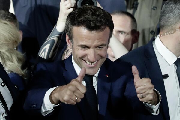 再選の報道後、親指を立てて喜ぶエマニュエル・マクロン大統領（パリ、24日） - Sputnik 日本