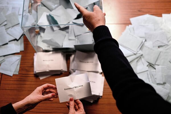 開票作業を行う選挙管理人（西部イルエビレーヌ県・エデ＝バズージュ、24日） - Sputnik 日本