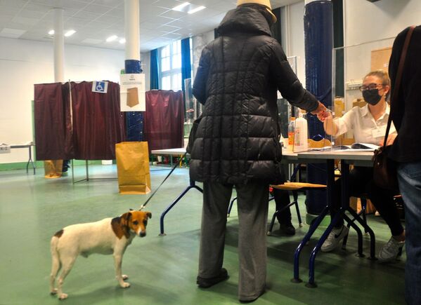 犬を連れて投票所を訪れた有権者（パリ、24日） - Sputnik 日本