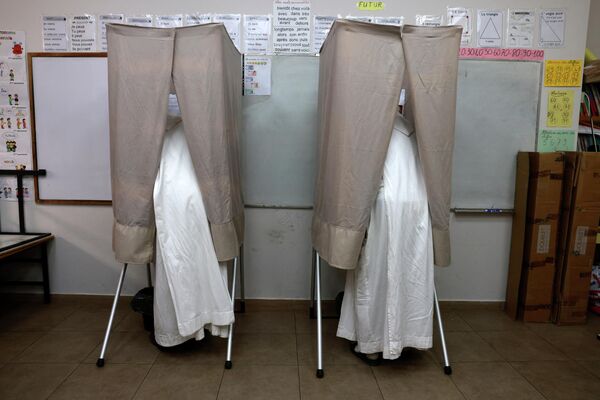 投票用紙を準備するフランスの聖職者たち（イスラエル・エルサレム、24日） - Sputnik 日本