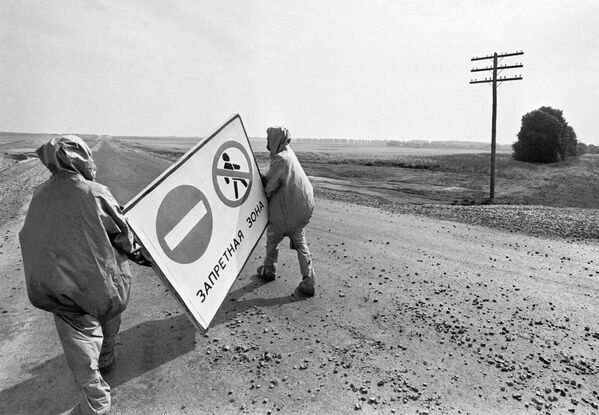 「禁止区域」と書かれた看板を運ぶ作業員（1986年4月27日） - Sputnik 日本