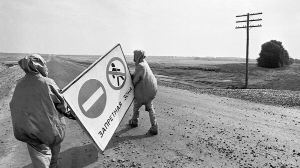 「立入禁止区域」と書かれた看板を運ぶ作業員（1986年4月27日） - Sputnik 日本